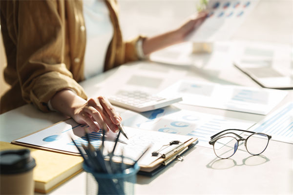 李强：要抓住关键着力点做强国内大循环 持续激发消费潜力