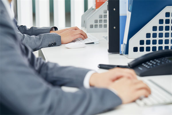 OpenAI拟数万亿美元投入AI基建 国内有望跟进 机构：AI算力产业链全线受益